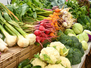 Verduras frescas en una mesa de mercado de agricultores