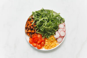 Cena saludable: un plato de verduras frescas
