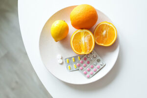 Cítricos con suplementos en un plato blanco.