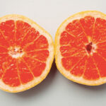 Dos mitades de naranja en rodajas