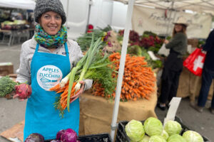 La socia arraigada Nancy Martz de Apples to Zucchini Cooking School en el mercado de agricultores