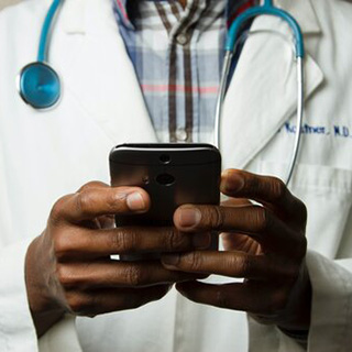 Herramientas digitales para la medicina: las manos de un médico sostienen un dispositivo inteligente