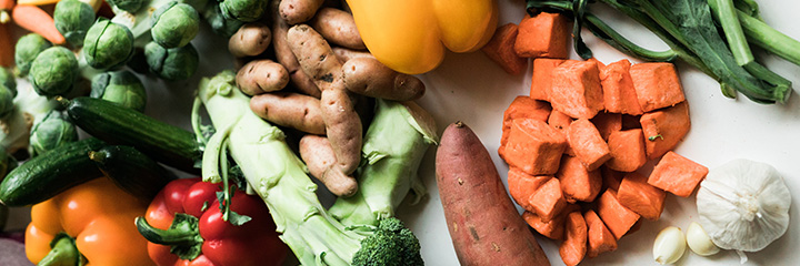 Una hermosa exhibición de verduras frescas.