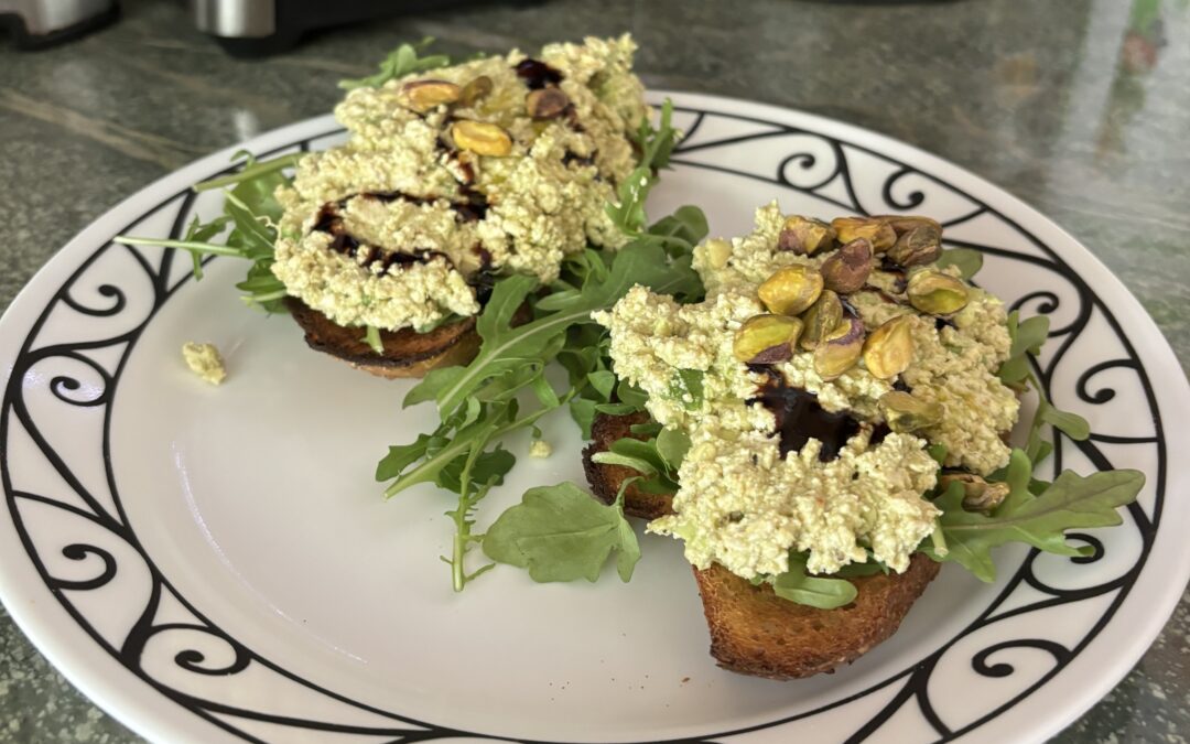 Tostada de aguacate rica en proteínas