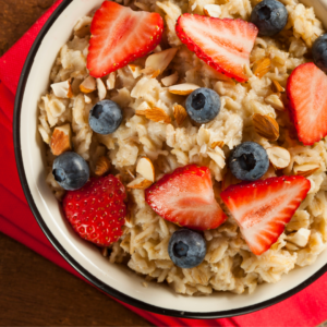 tazón de avena con arándanos, fresas y una pizca de almendras