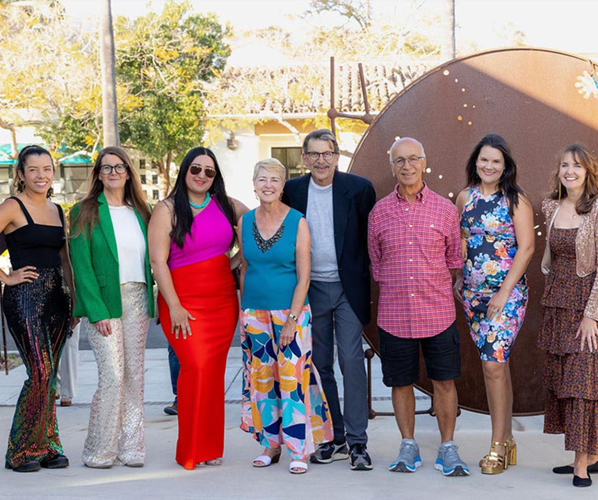 Los miembros de la junta posan para una foto grupal en la recaudación de fondos de Kale Disco.