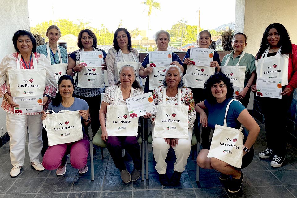 Miembros de la cohorte de salud comunitaria fotografiados con sus certificaciones