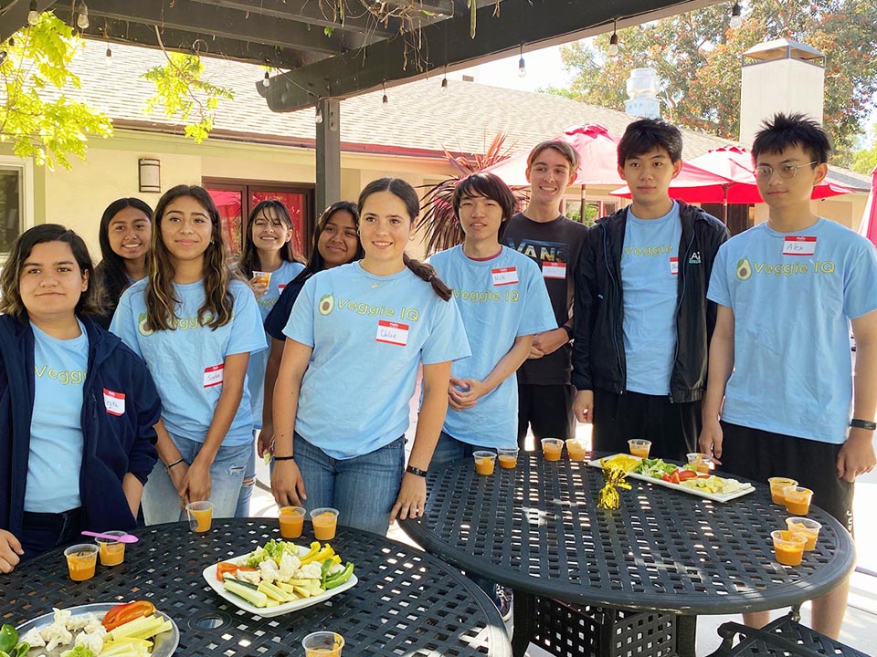 Adolescentes miembros de Veggie IQ, un programa comunitario para jóvenes, participan en una sesión de cocina impartida por voluntarios de Roosted Santa Barbara.