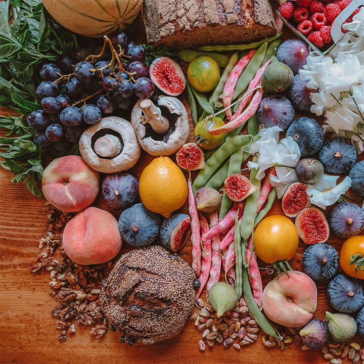 alimentos con fibra rsb 720-1 Cornucopia de frutas frescas, verduras, pan integral, redes y semillas.