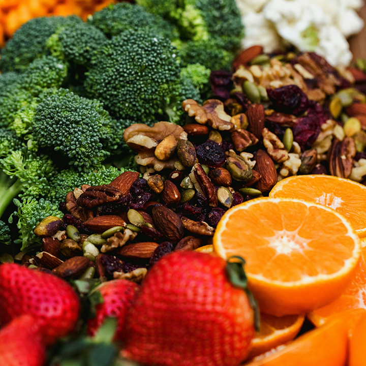 alimentos con fibra rsb 720-2 Naranjas frescas, brócoli, fresas, nueces y semillas.